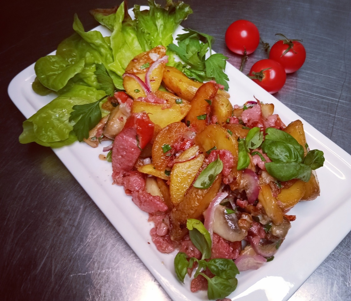 Деревенский картофель с колбасками Деревенский картофель с колбасками